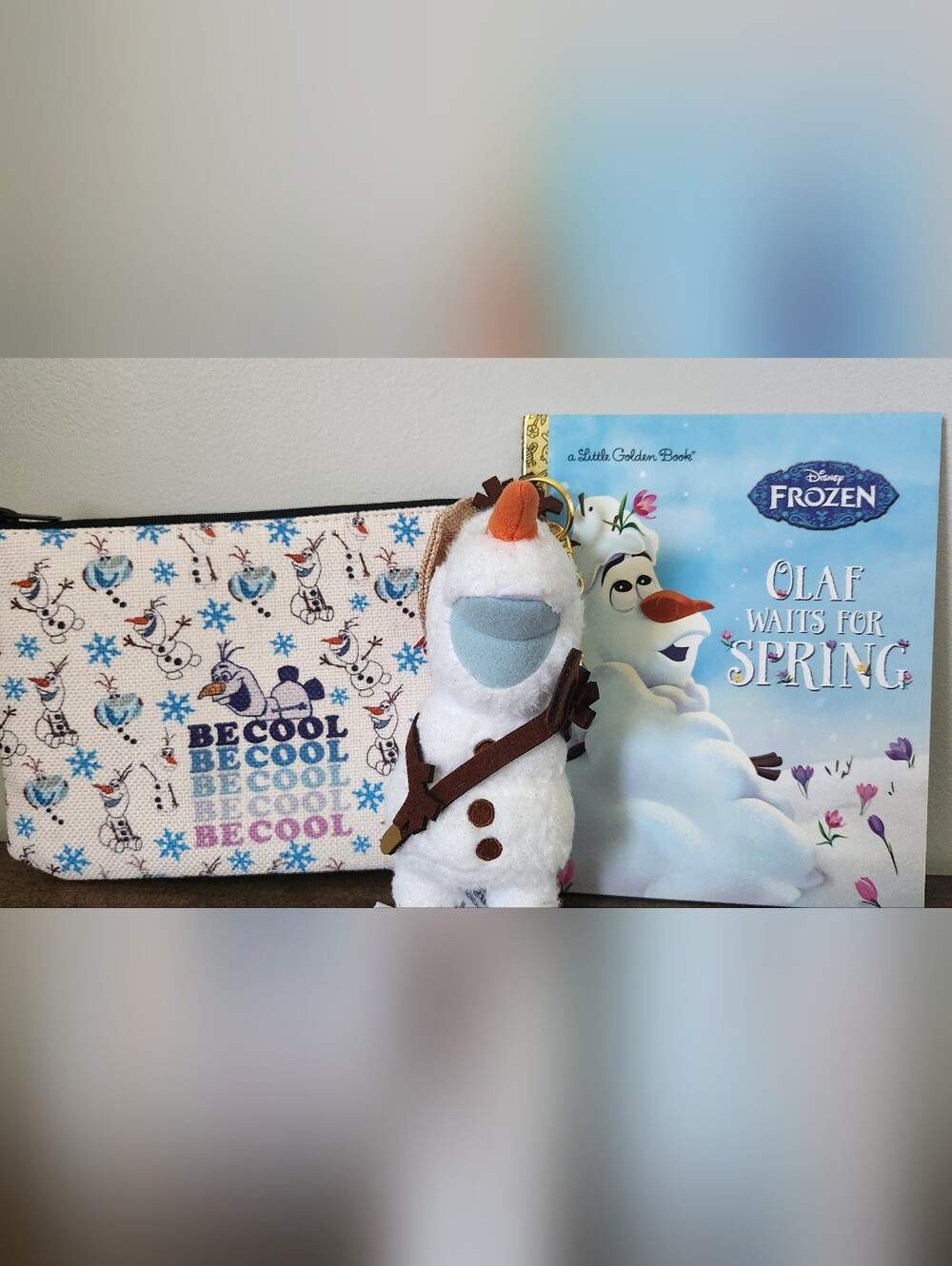 Disney Frozen Olaf Bundle Includes Keychain, Make-Up Bag, Book